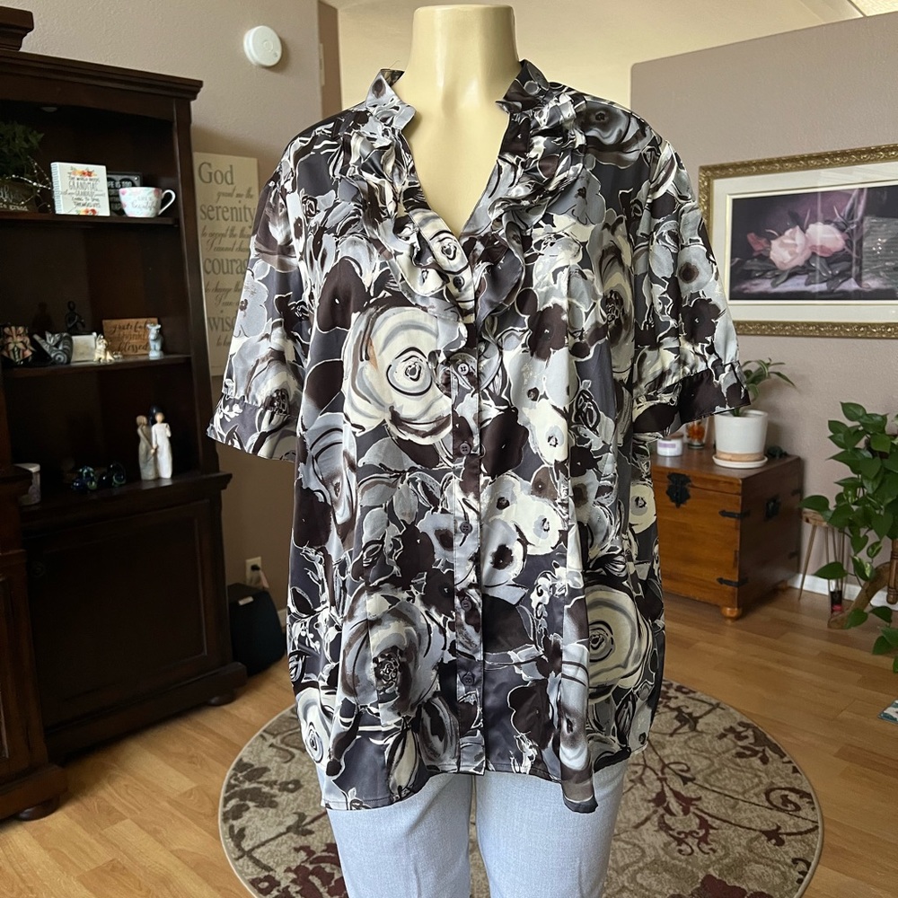 Apt 9 black, gray & white short sleeve Vneck silky blouse-size XXL